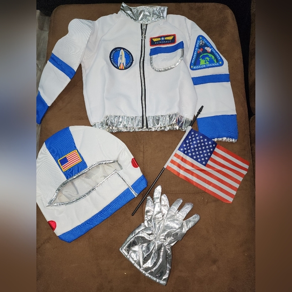 Astranaut costumes like new just worn for a picture. - Picture 2 of 2